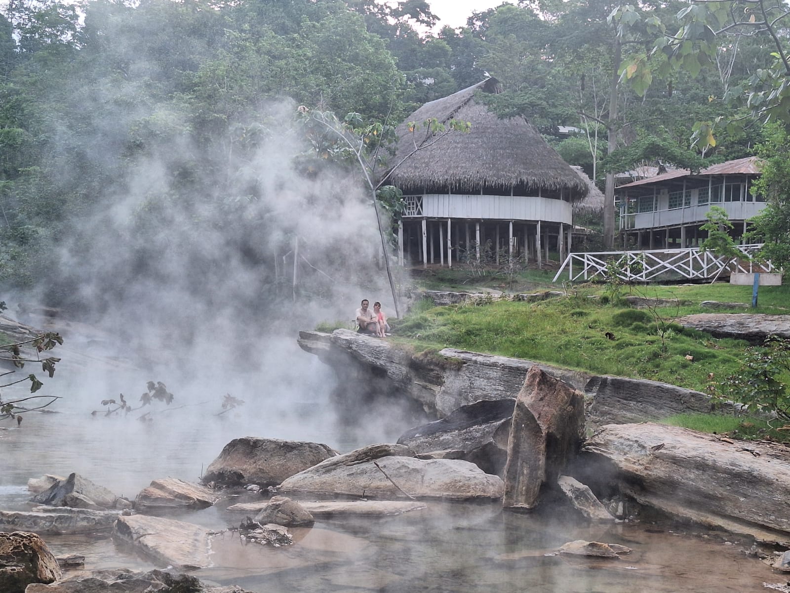 Paisaje amazónico al atardecer, evocando una ceremonia de plantas maestras